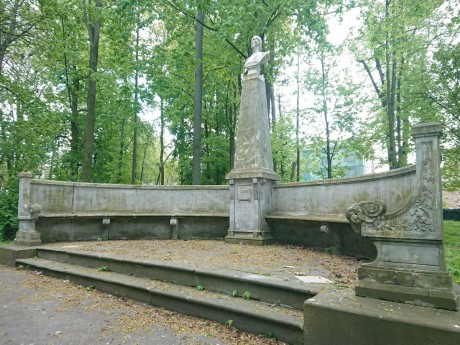 Zaniedbany pomnik Staszica w Kielcach