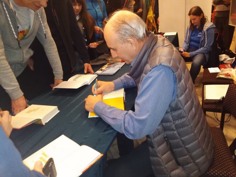 [FOTO] Spotkanie z Leszkiem Cichym – wybitny himalaista podpisywał książki w kinie Fenomen