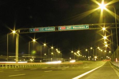 Drogi krajowe w regionie przejezdne. Jazdę utrudnia błoto i wiatr