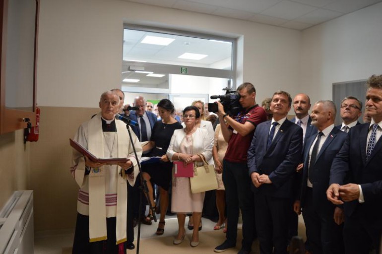 Biskup Marian Florczyk poświęcił nową szkołę w Piotrkowicach