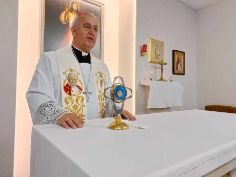 Biskup Jan Piotrowski wprowadził relikwie św. Jana Pawła II