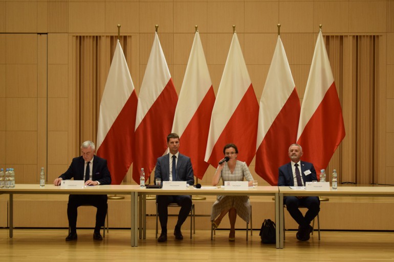 Oświatowy "Okrągły stół" w Kielcach. Dyskutowano o polskim szkolnictwie