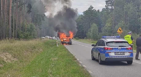 Pożar samochodu na drodze wojewódzkiej nr 786