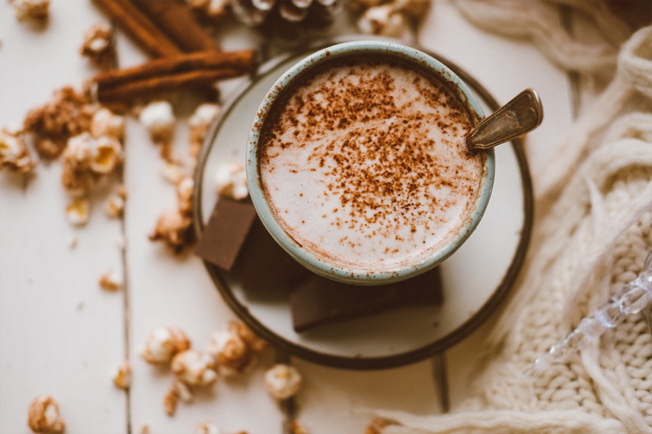 Domowa czekolada na gorąco – poznaj przepisy i produkty warte uwagi