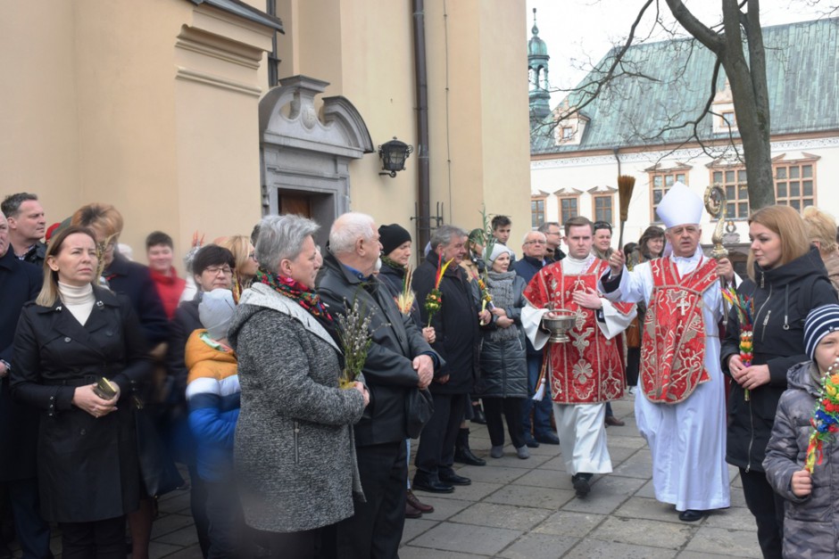 [FOTO] Niedziela Palmowa w katedrze. Biskup Jan Piotrowski poświęcił palmy