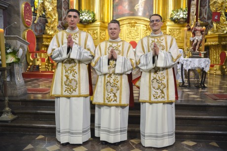 [FOTO] Biskup Jan Piotrowski wyświęcił trzech diakonów