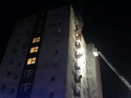 Nocna akcja strażaków w Kielcach. Pożar w bloku przy Karłowicza
