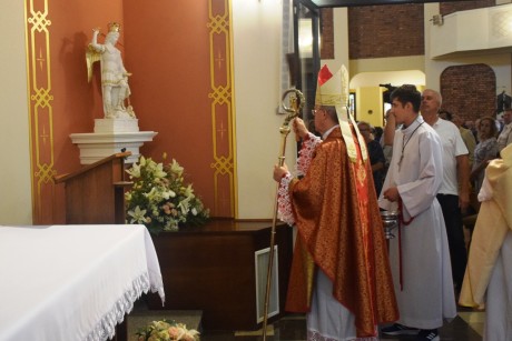 Odpust w parafii świętego Maksymiliana w Kielcach. Biskup Andrzej Kaleta poświęcił figurę świętego Michała Archanioła