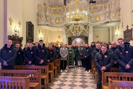 [FOTO] Koroniarze spotkali się na modlitwie z biskupem