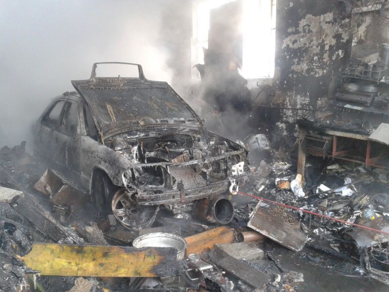 Trzy zniszczone samochody po pożarze boksów garażowych w Kielcach
