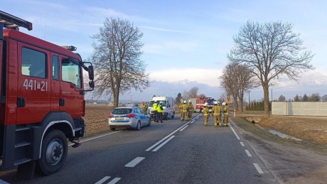 Z naczepy spadł lód, jedna osoba w szpitalu