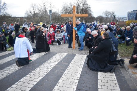 Biskup Jan Piotrowski na Karczówce: Droga Krzyżowa to prawdziwe życie