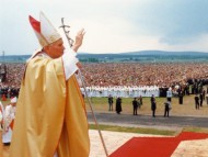 Rocznica śmierci św. Jana Pawła II. Różaniec przy pomniku Papieża Polaka