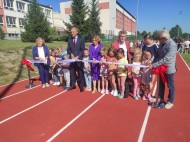 Dzieci ze szkoły w Piekoszowie mają nowe boisko