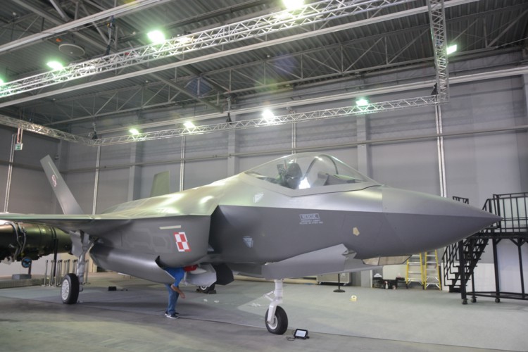 Model F-35 „wylądował” w Targach Kielce. Ostatnie przygotowania do wielkiej imprezy