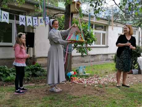 [FOTO] Majowe kapliczki zdobią ogród szkolny przy "Nazarecie"