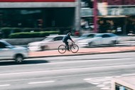 Rowerzysta jadący slalomem i… próba wręczenia łapówki