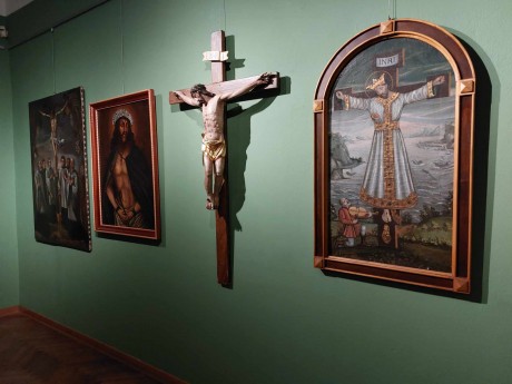 Dzieje się w Muzeum Diecezjalnym. Wystawa o krzyżu i opowieść o Maryi