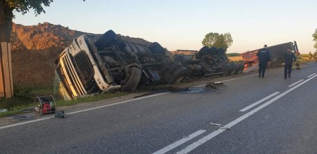 Wypadek w Jurkowicach. Naczepa w rowie