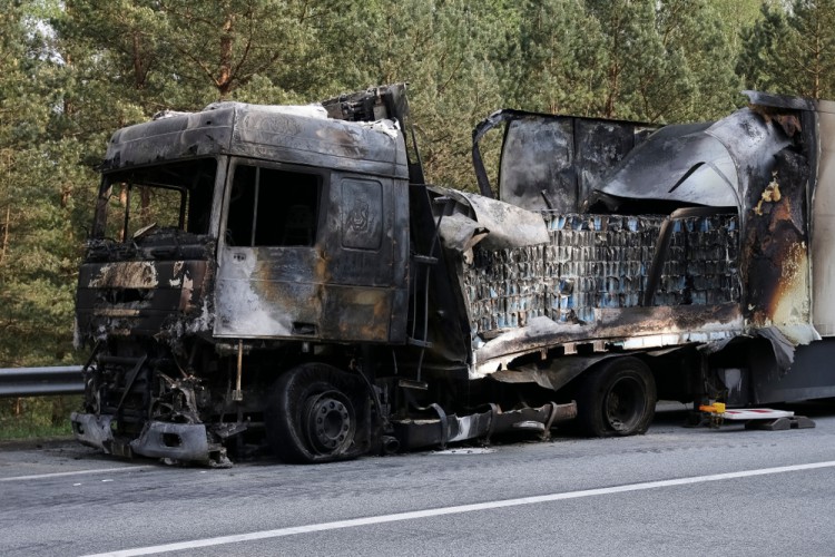 [AKTUALIZACJA] Poważny wypadek na S7. Ciężarówka w płomieniach
