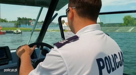 Niebezpiecznie nad zalewem w Cedzynie. Awaria skutera i szybka pomoc policjantów