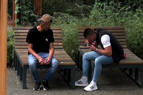Zażywali narkotyki w centrum miasta. Uchwyciły ich kamery