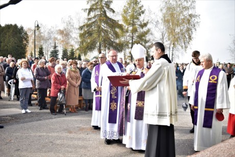 Biskup Jan Piotrowski modlił się na cmentarzu w Cedzynie