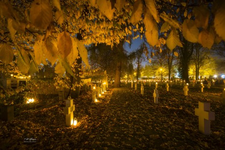Wieczorem na kieleckich cmentarzach