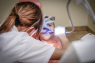 Ponad 60 procent Polaków nie chodzi regularnie do dentysty. Pandemia pogłębiła problem