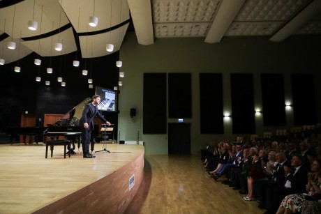 Zaprezentowali historyczny fortepian. Dla publiczności zagrał Kamil Pacholec