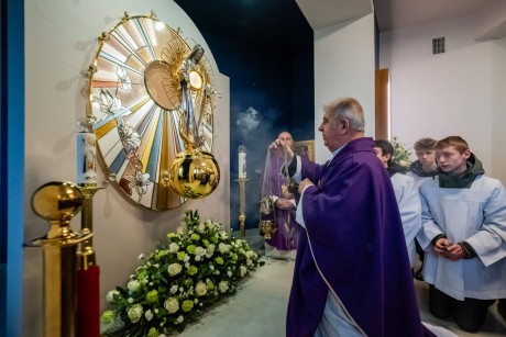 Kaplica adoracji Najświętszego Sakramentu w Występie. Poświęcił ją biskup Jan Piotrowski