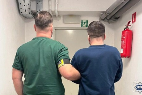 Odebrał pieniądze od oszukanej seniorki. Wpadł w Warszawie