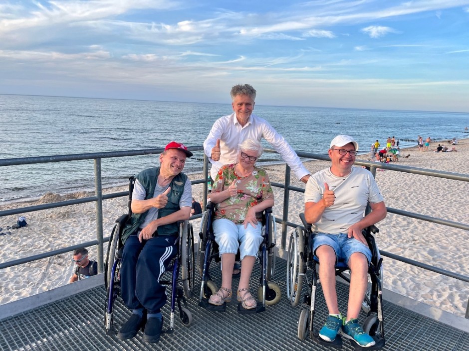 Niepełnosprawni wypoczywają nad polskim morzem