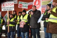 Rolnicy protestują przed Urzędem Wojewódzkim w Kielcach