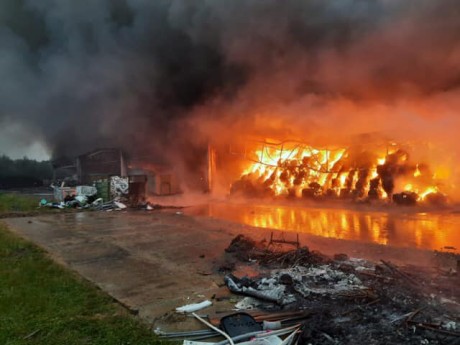[AKTUALIZACJA] Wielki pożar w Promniku. Apel do mieszkańców