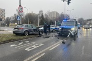 Radiowóz zderzył się z osobówką. Policjant w szpitalu