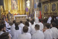 [FOTO] W katedrze modlili się przy relikwiach bł. rodziny Ulmów