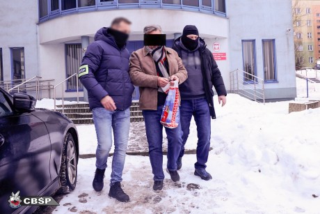 Akcja CBŚP i FBI w Świętokrzyskiem. Mężczyzna odpowie za międzynarodowe oszustwa i łapówki