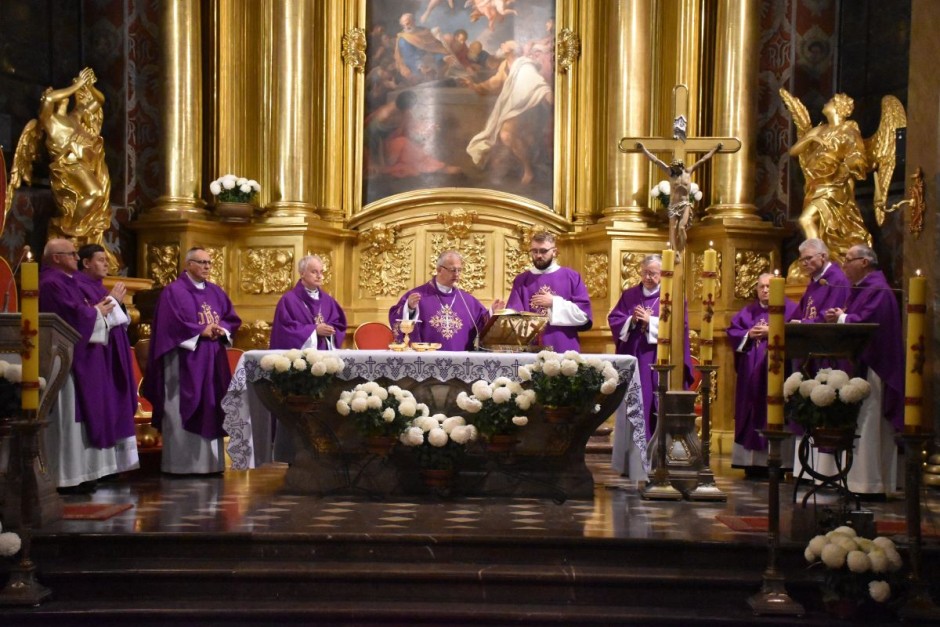Biskup Jan Piotrowski modlił się za zmarłych kanoników