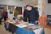 [GALERIA] Kielecki "Plastyk" zorganizował giełdę prac uczniowskich. Przy okazji wspomógł chorego na raka nauczyciela