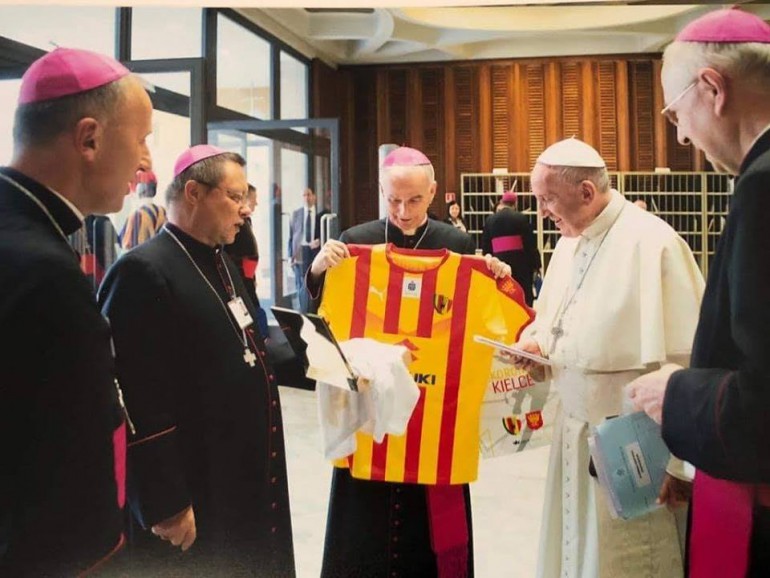 Papież Franciszek otrzymał koszulkę Korony Kielce  