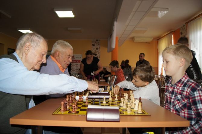 [FOTO] Międzypokoleniowa gra w szachy w Pierzchnicy