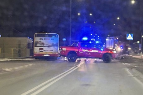 Wypadek z udziałem autobusu miejskiego i ciężarówki. Jedna osoba w szpitalu