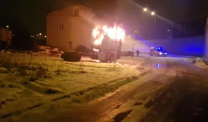 [VIDEO] Płonące auto w centrum Kielc. Uratowany 54-latek