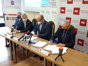 Pierwsze takie rozwiązanie w Polsce. Politechnika będzie wystawiać elektroniczne dyplomy