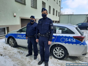 Eskortowali chorą kobietę do szpitala. Na szczęście zdążyli na czas