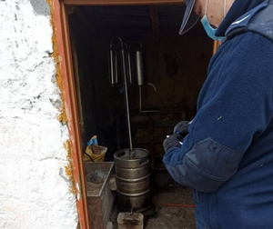 Zorganizował sobie domową wytwórnię alkoholu. Wpadł na gorącym uczynku