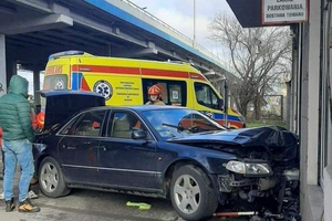 18-latek potrącił pieszą, a następnie uderzył w budynek