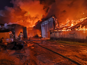 [FOTO] Nocny pożar w miejscowości Podborek. Na miejscu wciąż trwa akcja
