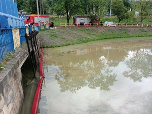 Nieznana substancja w Zalewie Rejowskim. Na miejscu są strażacy